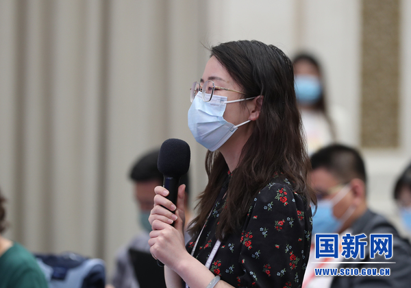 5 21世紀經(jīng)濟報道記者提問（徐想 攝）.jpg