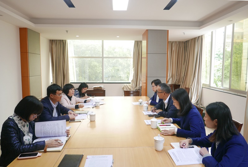 0412與交通銀行梧州分行召開政策研討會.jpg