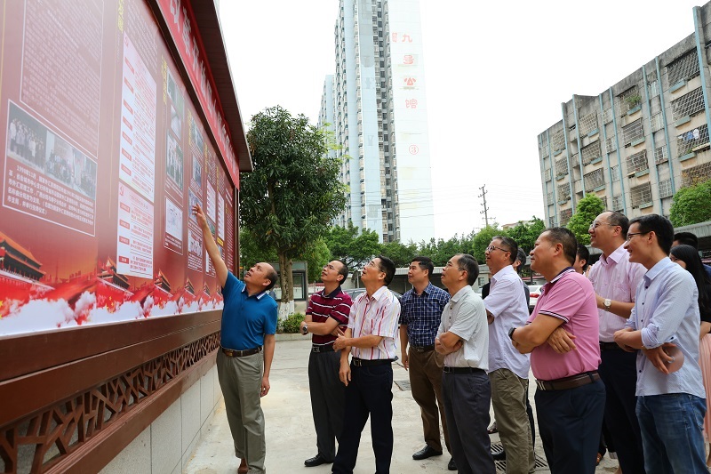 0429欽州市中心支局舉辦外匯管理改革開放40周年圖片展.jpg