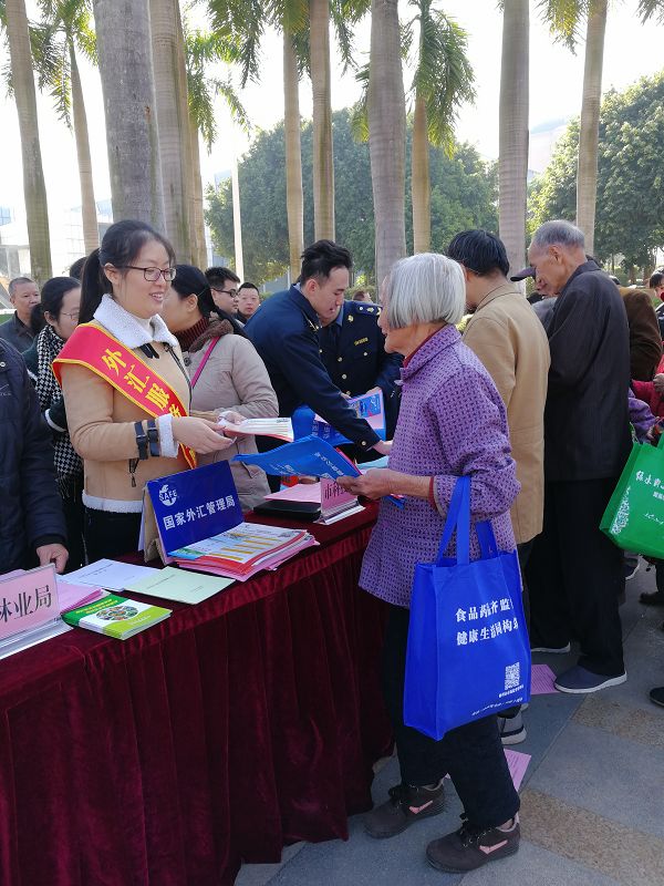 梧州支局-20191204開展外匯知識(shí)宣傳活動(dòng)照片.jpg