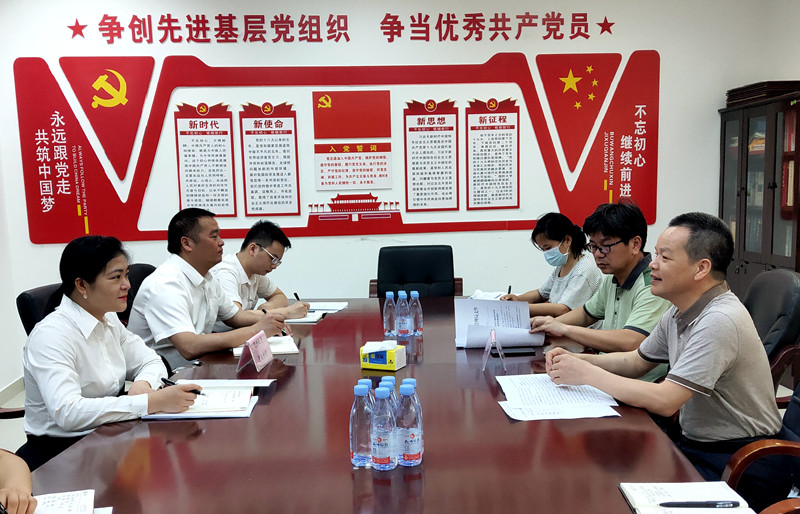 譚建忠副局長到柳州銀行開展座談會.jpg