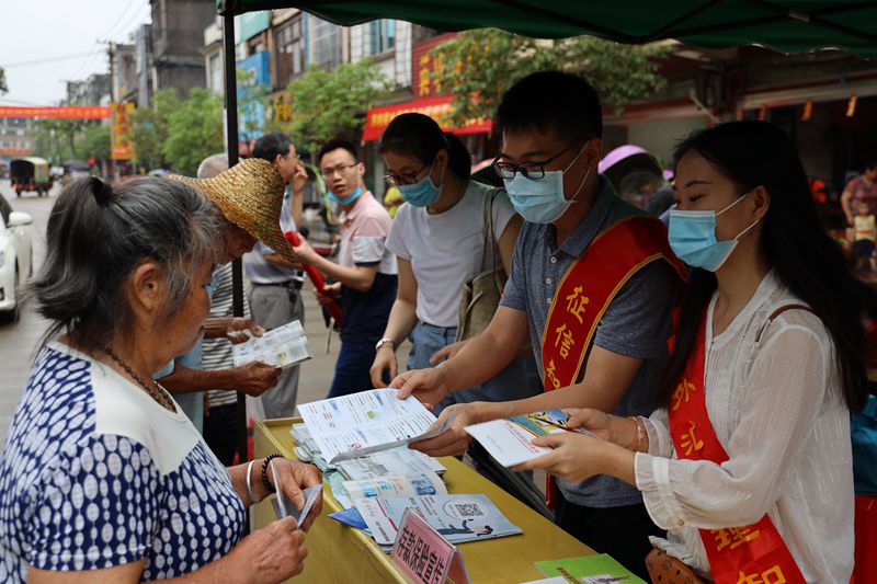 國家外匯管理局防城港市中心支局積極開展“金融知識普及‘邊關(guān)行’ 提升金融素養(yǎng)助防疫”宣傳活動.jpg