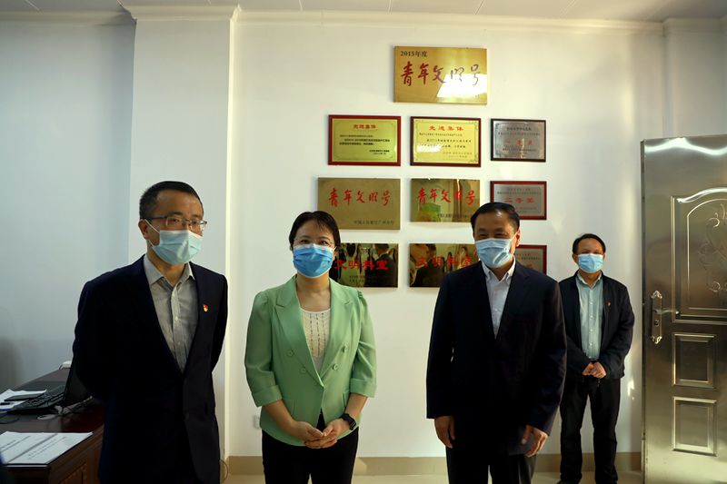 互聯網—防城港支局—防城港市市長唐軼昂、副市長董凌一行到國家外匯管理局防城港市中心支局走訪慰問—20210220.jpg