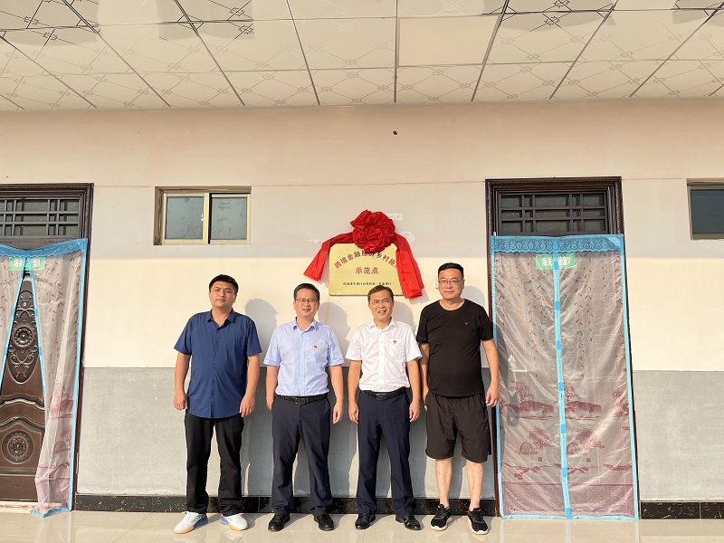 互聯網—防城港支局—國家外匯管理局防城港市中心支局廖春副行長赴廣西雄特牧業(yè)有限公司參加“跨境金融服務鄉(xiāng)村振興示范點”揭牌儀式20220930-2.jpg