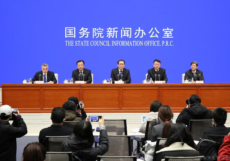 新聞發(fā)布會(huì)主席臺(tái).jpg